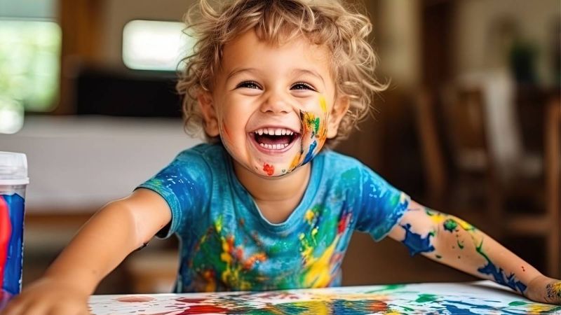 Image montrant un enfant en train de peindre et illustrant l'éveil artistique sous hypnose